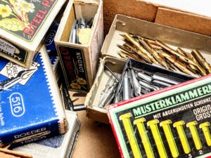 Przedwojenne nieużywane pisanie kolekcjonerskie na tle starego papieru