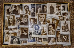 Kolekcja przedwojennych pocztówek z portretami aktorów i aktorek filmowych z lat 20. i 30. XX wieku