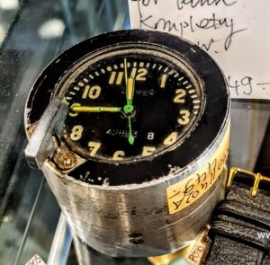 Radziecki zegar lotniczy z okresu II wojny światowej, artefakt kolekcjonerski w dobrym stanie.