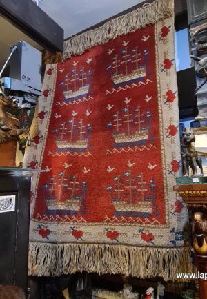 Ręcznie tkany kilim skandynawski z motywem żaglowców i szwedzkich flag na niebieskim tle