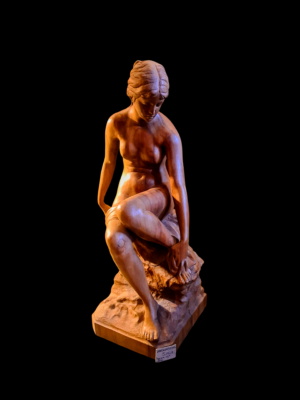 Rzeźba przedstawiająca akt kobiecy, ręcznie wykonana z drewna jabłoni, wysokość 42 cm