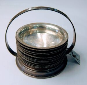 Srebrne podstawki pod kieliszki w formie ażurowego koszyczka, srebro próby 900