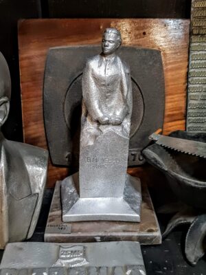Aluminiowa statuetka młodego Włodzimierza Lenina, ZSRR lata 30. XX wieku
