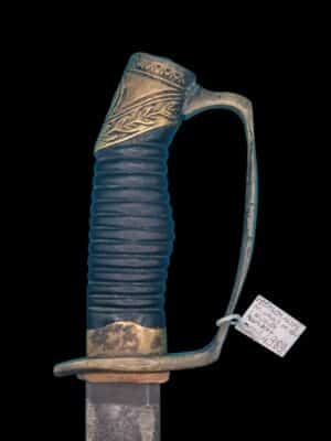 Oryginalna rosyjska szabla z okresu cara Aleksandra II z metalową pochwą, widok z boku.