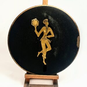 Talerz metalowy z Izraela z lat 60. XX wieku z wytłoczonym wizerunkiem tańczącego młodzieńca na środku.