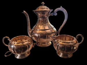 Trzyczęściowy komplet do kawy z plateru Primrose Plate E.P. Copper, Anglia XX wiek - dzbanek, cukiernica, śmietanka