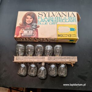 Srebrny amulet ochronny z ręcznym zdobieniem, leżący na ciemnym tle, widoczne detale i patyna.