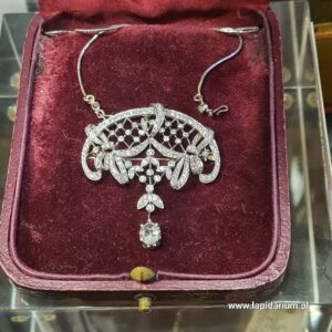 Wisior z białego złota ozdobiony wieloma brylantami, biżuteria jubilerska z XX wieku.