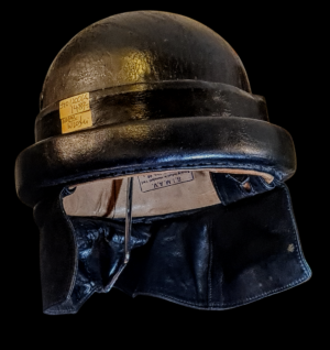 Włoski hełm motocyklowy militarny z połowy XX wieku, widok z boku, oryginalna patyna.