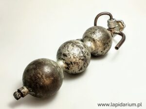 Zbiornik ciśnieniowy z niemieckiego samolotu bojowego z okresu II wojny światowej, metalowy relikt kolekcjonerski.