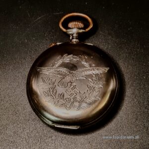 Historyczny zegarek budzik z orłem Luftwaffe z okresu III Rzeszy, widok z przodu, oryginalna patyna