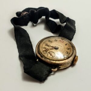 Historyczny damski zegarek naręczny Qual Bout w srebrnej kopercie z tekstylnym paskiem, Szwajcaria początek XX wieku