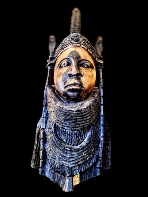 Drewniana afrykańska rzeźba przedstawiająca postać Oba (władcy) z wysokim nakryciem głowy i licznymi pierścieniami na szyi.