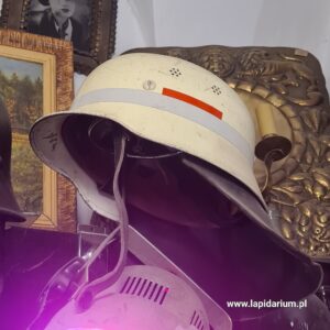 Historyczny niemiecki aluminiowy hełm strażacki z XX wieku z czarnym skórzanym kołnierzem ochronnym