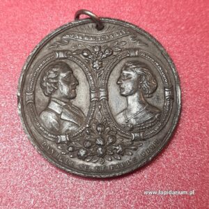 Kolekcja angielskich medali pamiątkowych i jubileuszowych z XX wieku na tle aksamitu.