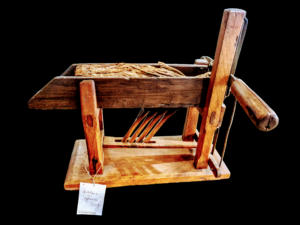 XIX-wieczna kubańska gilotyna do cięcia tytoniu z oryginalnym pekiem zaschniętego tytoniu na drewnianym tle.