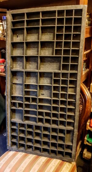 Antyczna, metalowa kuweta zecerska do przechowywania i składania czcionek, pochodząca z Niemiec z początku XX wieku.