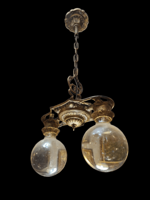 Antyczna amerykańska lampa sufitowa z mosiądzu i miedzi z roku 1900, z początków elektryfikacji.