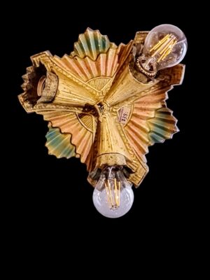 Antyczna amerykańska lampa sufitowa z mosiądzu i metalu z początku XX wieku, okres elektryfikacji.