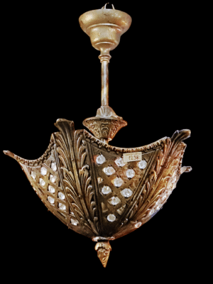 Antyczna amerykańska lampa sufitowa z mosiądzu z około 1900 roku, z okresu początków elektryfikacji.