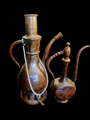 Antyczny arabski samowar z mosiądzu, Syria, XIX wiek, widok z przodu i z boku na ciemnym tle.