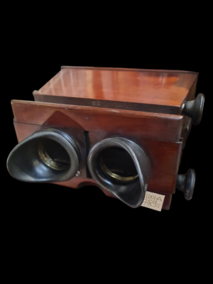 Antyczny drewniany stereoskop z XIX wieku z dwoma okularami, przyrząd do oglądania stereoskopowych zdjęć 3D
