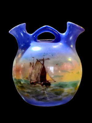 Antyczny, ręcznie malowany japoński wazon okrągły z podwójnym dzióbkiem i motywem żaglowca, sygnowany IE & Co Japan