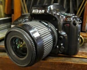 Nikon F-601 AF - czarna analogowa lustrzanka na film 35mm z obiektywem, widok z góry