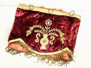 Zabytkowy baldachim do parachetu z XIX wieku, tkanina z ręcznym haftem złotymi i srebrnymi nićmi, Polska.