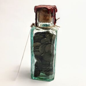 Butelka zawierająca ponad 400 starych polskich monet boratynek z XVII wieku.