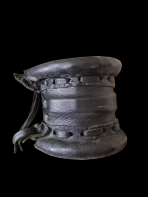 Bransoleta skórzana z metalowym amuletem, autor Artur Turalski, rok 1990, widok z góry.