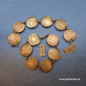 Bransoleta z magicznymi amuletami z pracowni Mistrza Kilińskiego, XX wiek, widok detaliczny