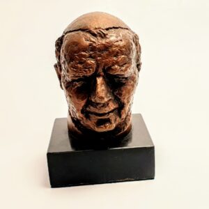 Brązowa rzeźba głowy Jana Pawła II na czarnej marmurowej podstawie, dzieło Zofii Wolskiej z 1999 roku