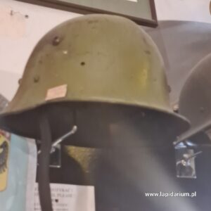 Bułgarski stalowy hełm wojskowy z okresu II wojny światowej, widok z przodu i z boku