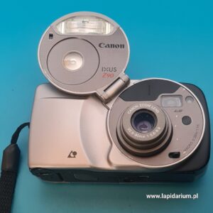 Kolekcjonerski aparat analogowy Canon IXUS Z90 z 1996 roku na tle neutralnym