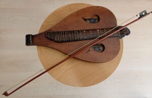 Antyczna cytra w kształcie serca z klonu, Joseph Kellner, ok. 1900 rok