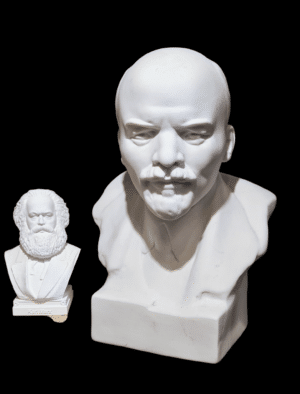 Duża ceramiczna figura Włodzimierza Lenina na białym tle, widok z przodu.