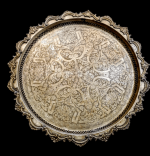 Duża, okrągła, ręcznie grawerowana taca arabska z mosiądzu z motywami roślinnymi i geometrycznymi, Egipt XIX wiek.