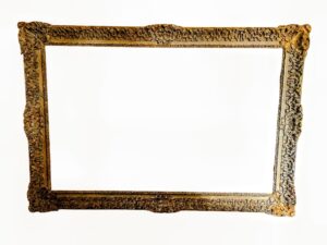 Duża, bogato zdobiona antyczna rama ze sztukaterii gipsowej w stylu neoklasycznym, pochodząca z XX wieku z Niemiec.