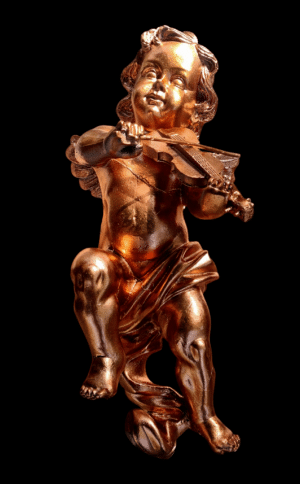 Duże putto amorek z tworzywa, współczesny odlew o wysokości około 50 cm, widok frontowy