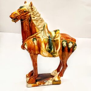 Ceramiczny koń w stylu dynastii Tang z glazurą sancai, wysokość 40 cm, widok boczny na ciemnym tle.