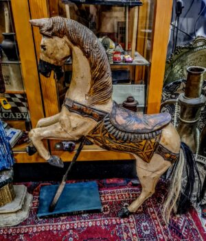 Duży drewniany koń z karuzeli malowany, XIX/XX wiek - widok z boku