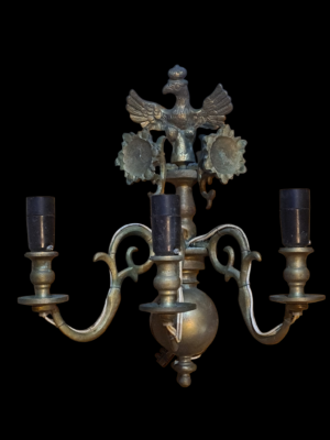 Duży antyczny kinkiet ścienny z mosiądzu z płaskorzeźbą Orła Polskiego w stylu Księstwa Warszawskiego