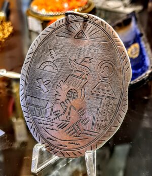 Duży srebrny amulet masoński z XIX wieku z Francji z symbolami cyrkla, węgielnicy i oka Opatrzności.