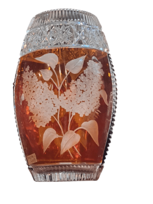 Duży wazon kryształowy biało-miodowy zdobiony motywem bzów – bogata ornamentyka, szkło artystyczne