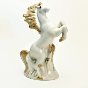 Biała porcelanowa figurka konia dęba z ręcznie malowanymi złotymi akcentami na grzywie i ogonie, produkcja ukraińska z Połonnego.