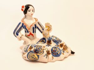 Porcelanowa figurka cyganki wróżącej z kart vintage ZSRR ręcznie malowana złocona niebiesko-biała suknia