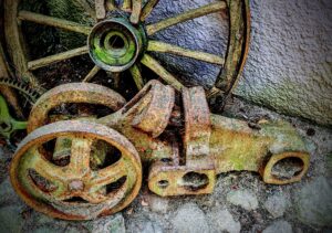 Fragment historycznej haubicy z okresu II wojny światowej, relikt militarny na ciemnym tle.