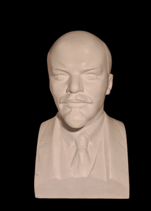 Polerowany gipsowy biust Włodzimierza Lenina na postumencie, ZSRR lata 60. XX wieku