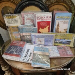 Zabytkowa, historyczna mapa Polski oprawiona w drewnianą ramę, widok z bliska na detale kartograficzne.